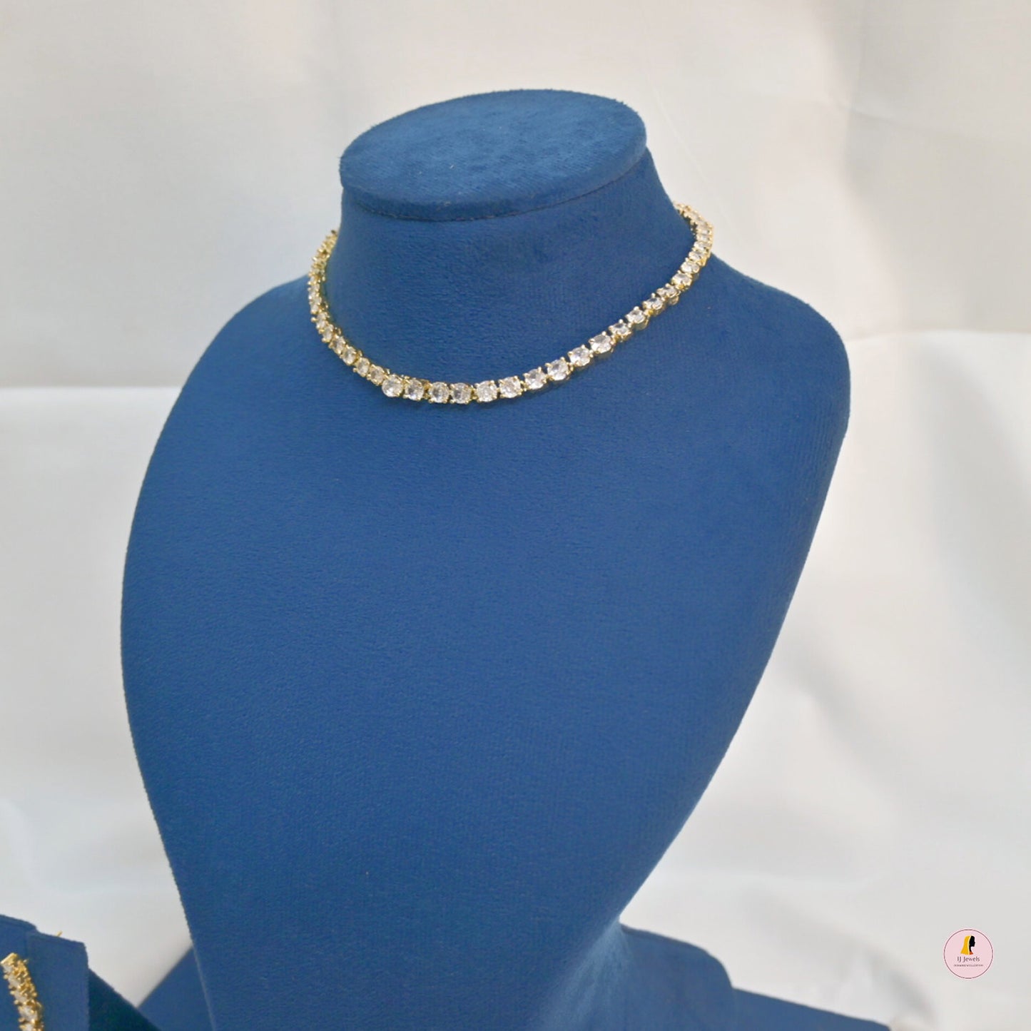 Sleek Dual Tone Diamond Neckpiece