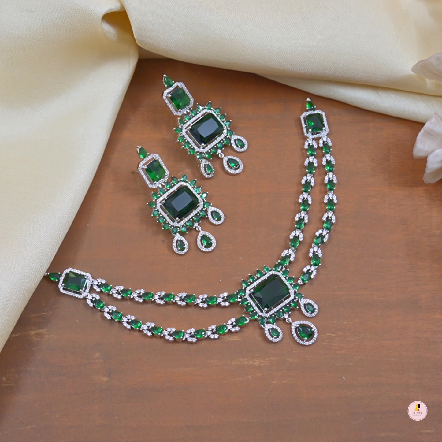 Aarvi AD Stylish Jewellery Set