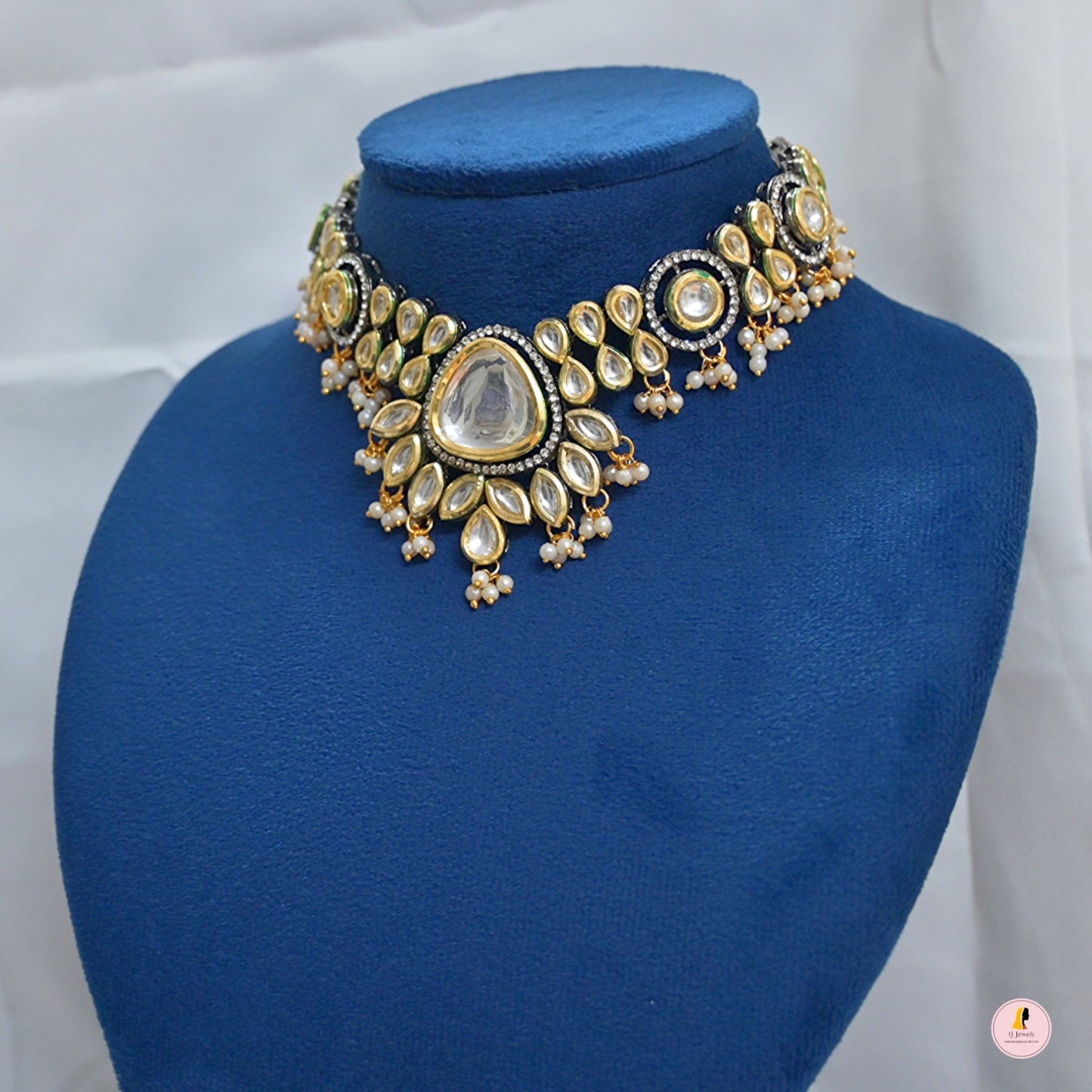 Aashvi Black Metal Kundan Jewellery Set