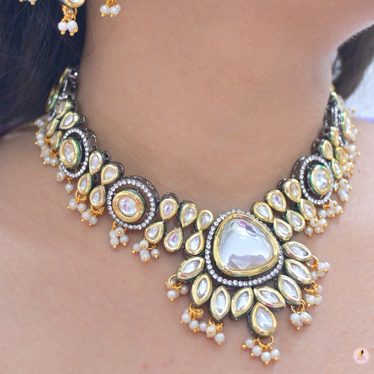 Aashvi Black Metal Kundan Jewellery Set