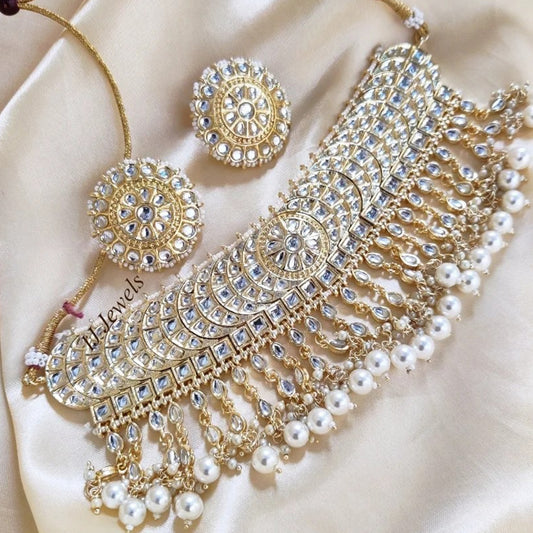 Isha Choker With Stud Earrings